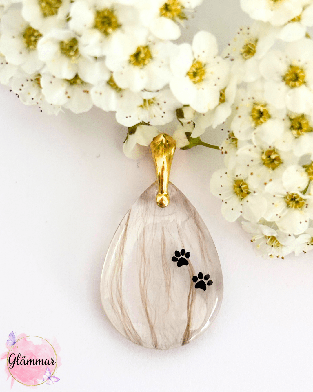 Glämmar koerakarvadest kaelakee ripats käpa jälgedega